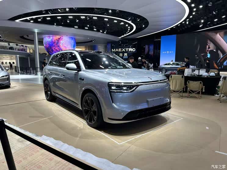 2025上海车展探馆：问界M8实车现身，定位家庭智慧旗舰SUV
